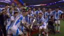 لحظه بالا بردن جام قهرمانی کوپا آمریکا توسط لیونل مسی کاپیتان آرژانتین + ویدئو